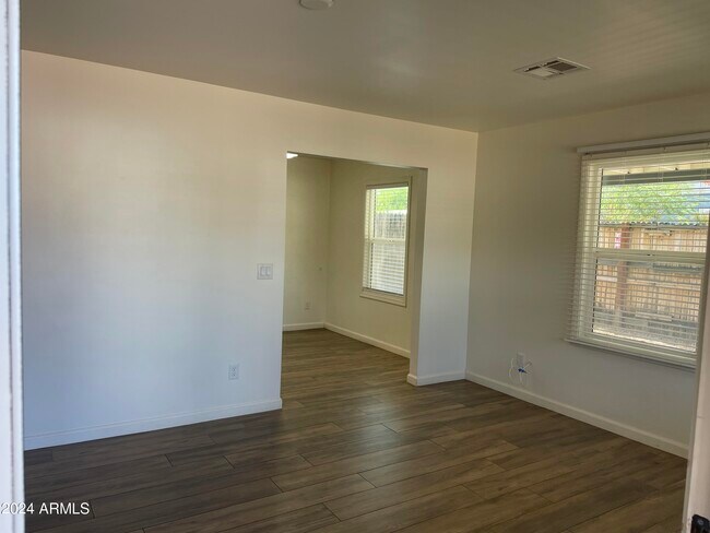 Foto del edificio - 1005 E Mariposa St