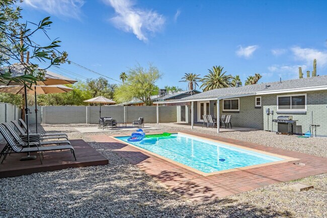 Foto del edificio - 2764 N Warren Ave