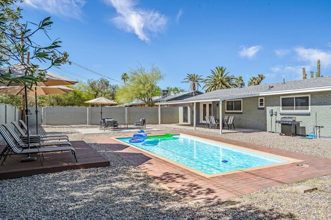 Building Photo - 2764 N Warren Ave