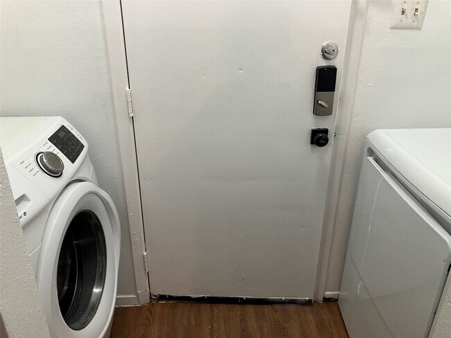 Foto del edificio - 8050 Sands Point Dr