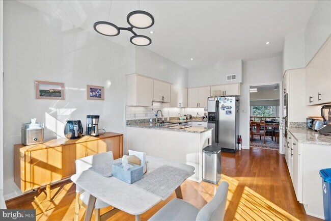 Building Photo - 2071 Van Tuyl Pl