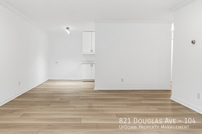 Building Photo - 821 Douglas Ave