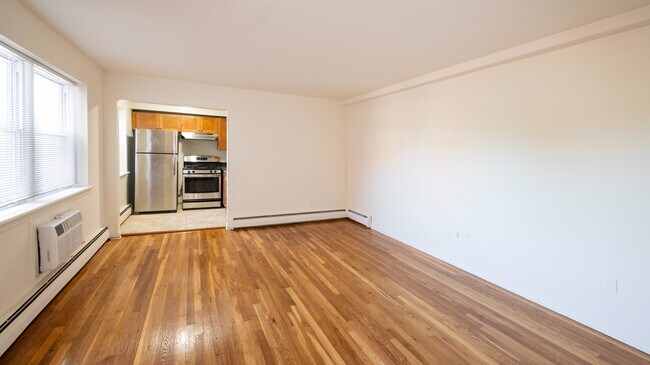 Adéntrate en la elegante modernidad de los apartamentos Dorchester House. Este espacioso apartamento cuenta con relucientes pisos de madera noble y una cocina totalmente equipada, perfecta para tus aventuras culinarias. ¡Descubre tu nuevo hogar hoy mismo! - Dorchester House