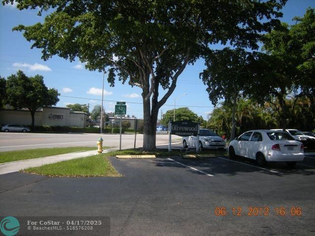 Building Photo - 2450 NE 15th Ave