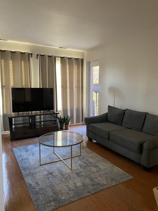 Foto del edificio - 812 W College Pkwy