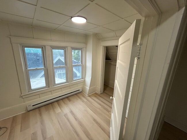 Building Photo - 404 Maple St