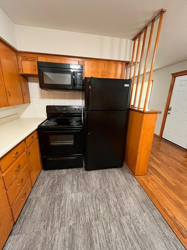 Building Photo - Single Family Home - 3 bedrooms and 1.5 ba...