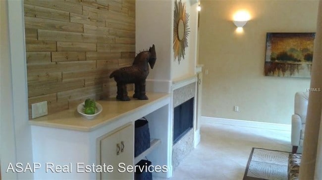 Building Photo - 5300 Lazy Oaks Ln
