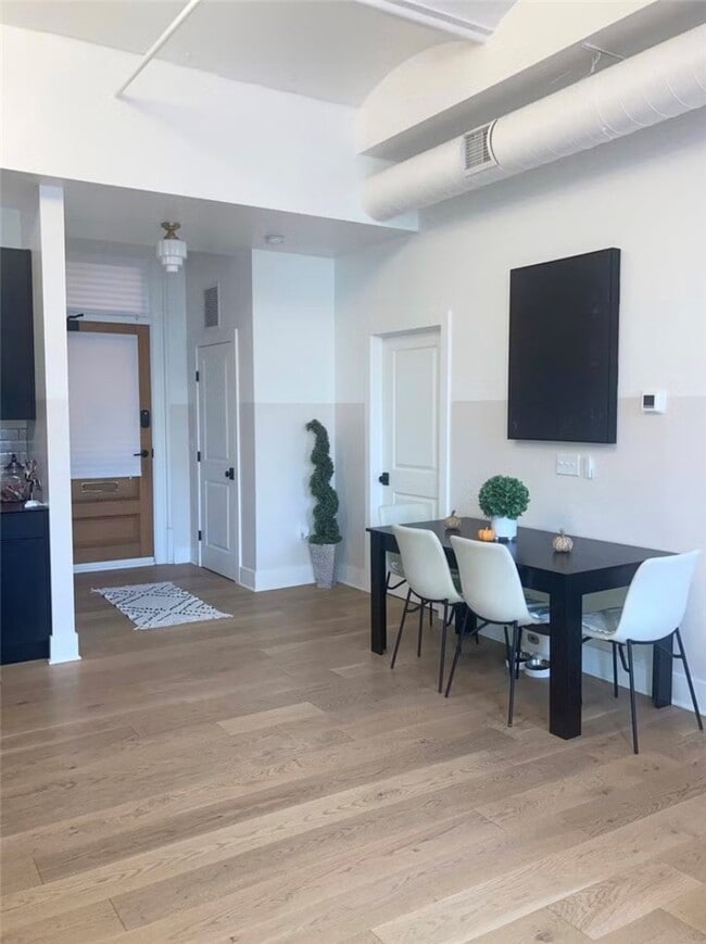 Building Photo - 30 W Broad St