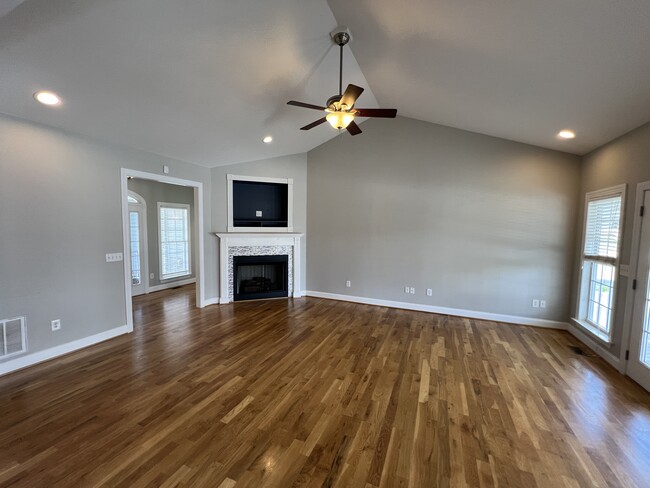 Foto del edificio - 401 Eastview Ct