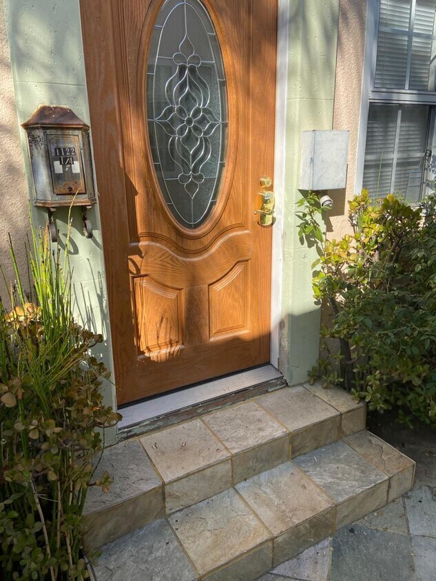 Primary Photo - 1122 S Doheny Dr