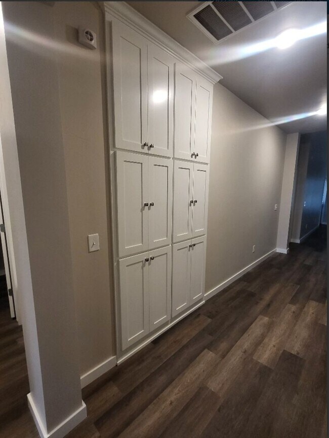 Building Photo - $500.00 OFF 1ST MONTH RENT