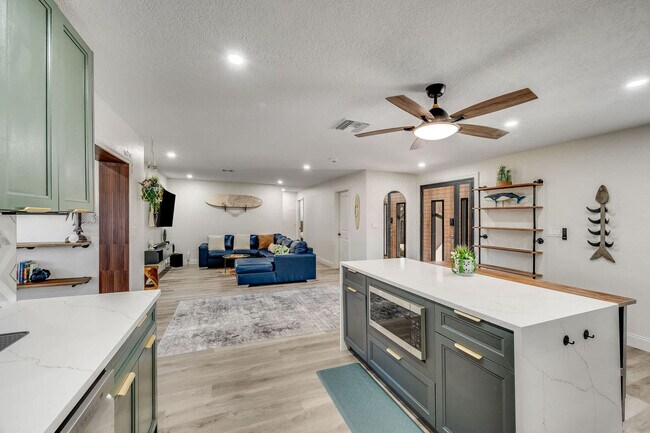 Building Photo - 415 N Shore Dr