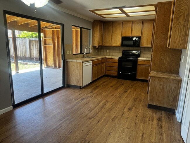 Building Photo - Charming Oakdale Home 3 bedrooms 2 bathrooms