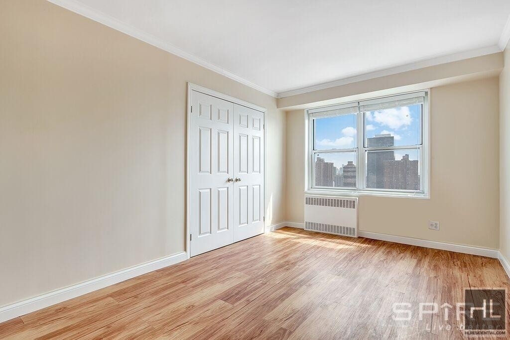 Primary Photo - 737 10 AVENUE