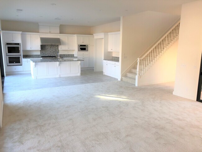 Foto del edificio - Amazing 5 bedroom home located in desirable Lake Forest community!