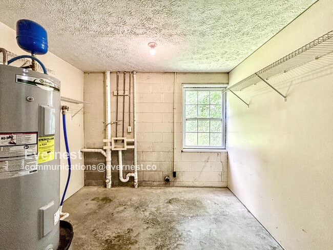 Building Photo - Charming 3-Bedroom Home in a Convenient Lo...