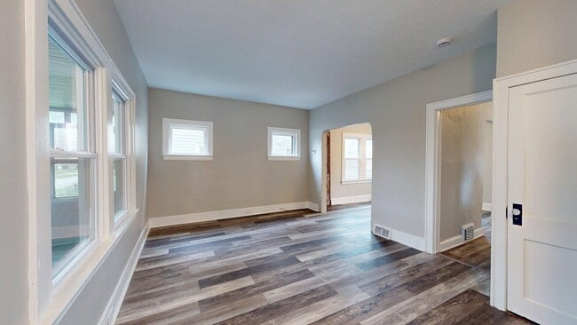 Building Photo - Edgewater Neighborhood - 3 bedroom - 2 Bat...