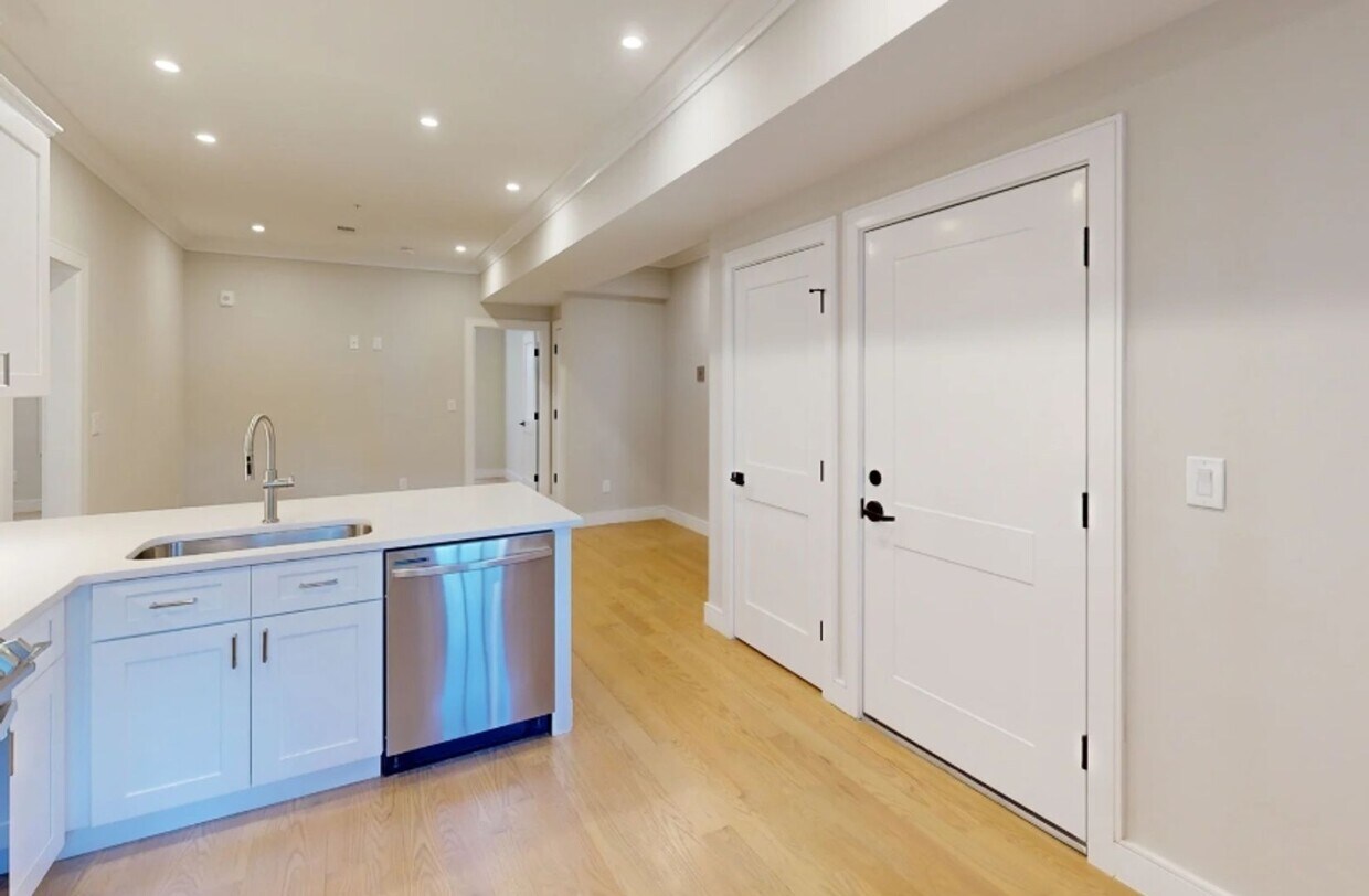 Foto del edificio - Charming 4 Bedroom-No Broker Fee