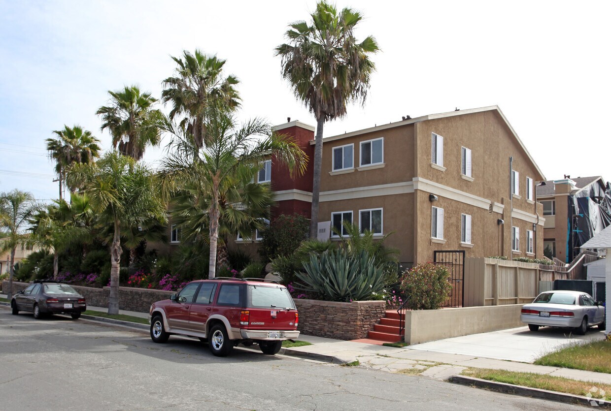 Building Photo - 3909 Monroe Ave