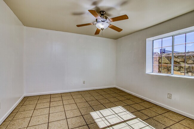 Building Photo - 8613 Kingsway Dr