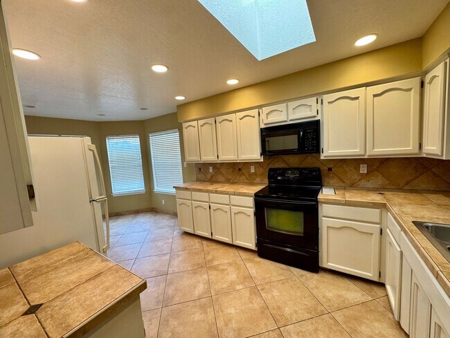 Building Photo - Foothills Hideaway