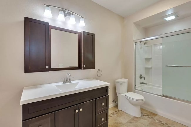 Foto del edificio - Photos include all the conveniences that a...