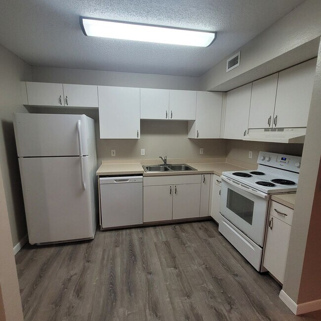 Building Photo - 1/1 condo on ground floor available now in...