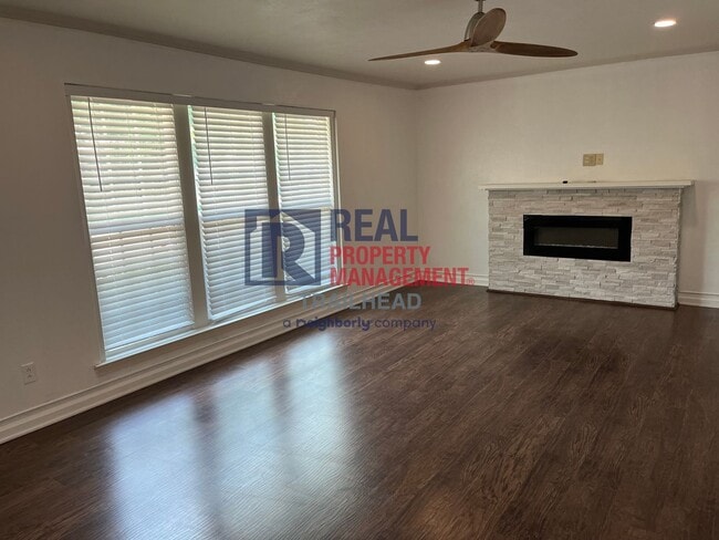 Building Photo - 6400 Espana Dr