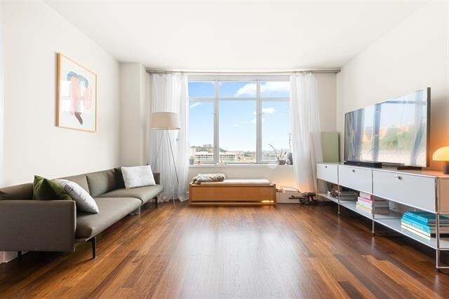 Foto del edificio - 8100 River Rd