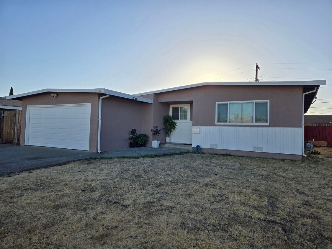 Foto principal - Beautifully Updated 3 Bed, 2 Bath Single S...