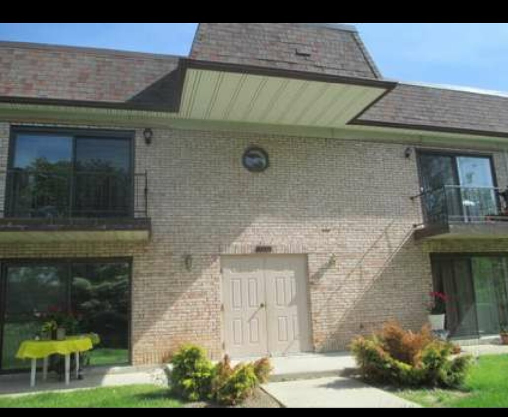 3355 Kirchoff Rd, Rolling Meadows, IL 60008 Condo for Rent in Rolling Meadows, IL