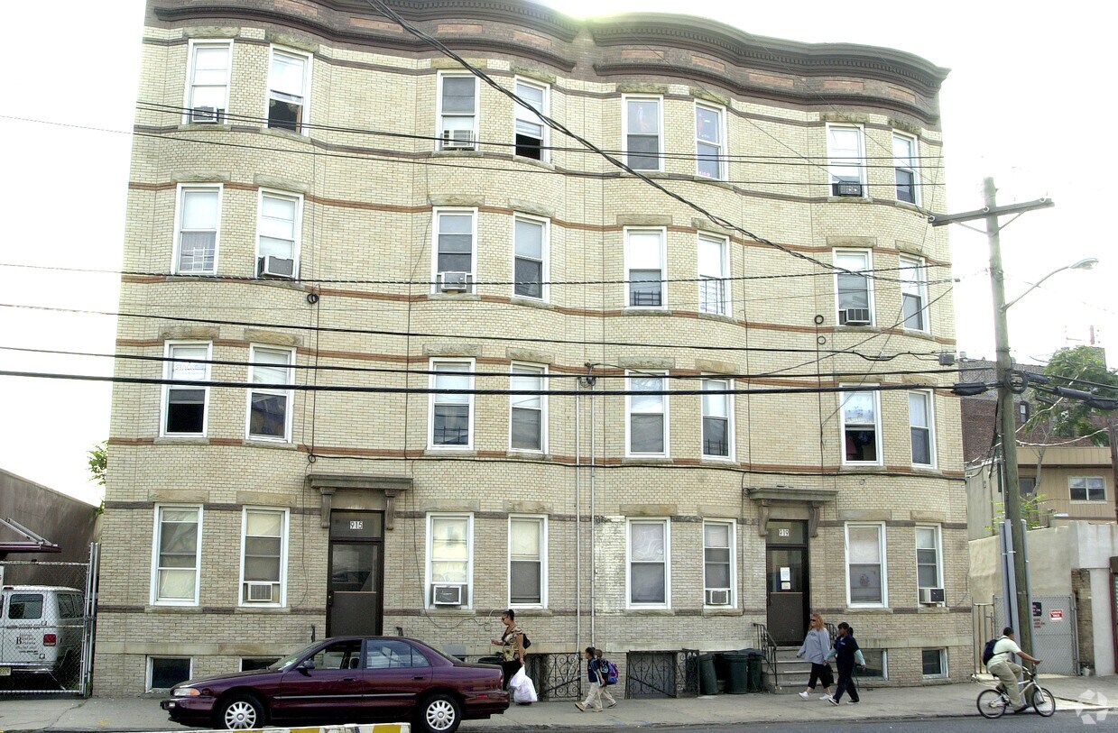 Building Photo - 915-921 22nd St