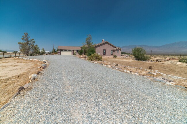 Building Photo - 410 E Bluebird Ave