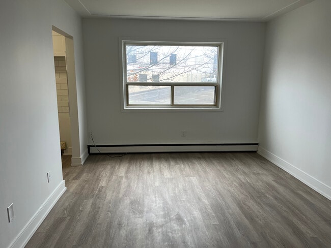 Building Photo - 21 Stirling Ave S