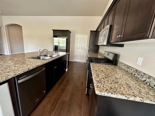 Foto del edificio - NW Visalia Home Coming Soon!