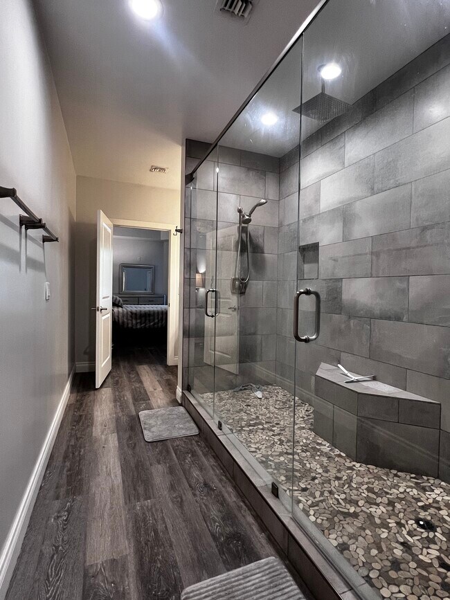 Building Photo - 945 E Playa del Norte Dr