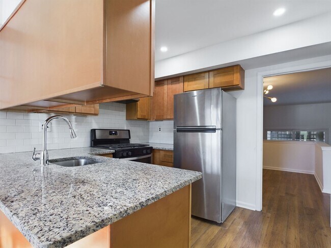 Foto del edificio - 4 Bedroom, 3.5 Bath Townhome + Parking In ...