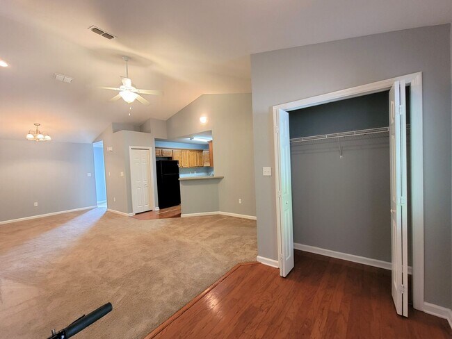 Foto del edificio - 3 bedroom townhome for rent July 6, 2026  renting for $1775