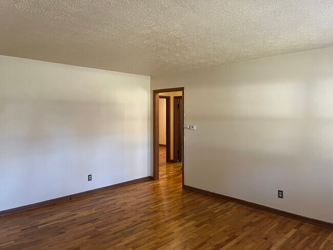 Foto del edificio - ADORABLE 3 BEDROOM HOUSE- FENCED BACK YARD