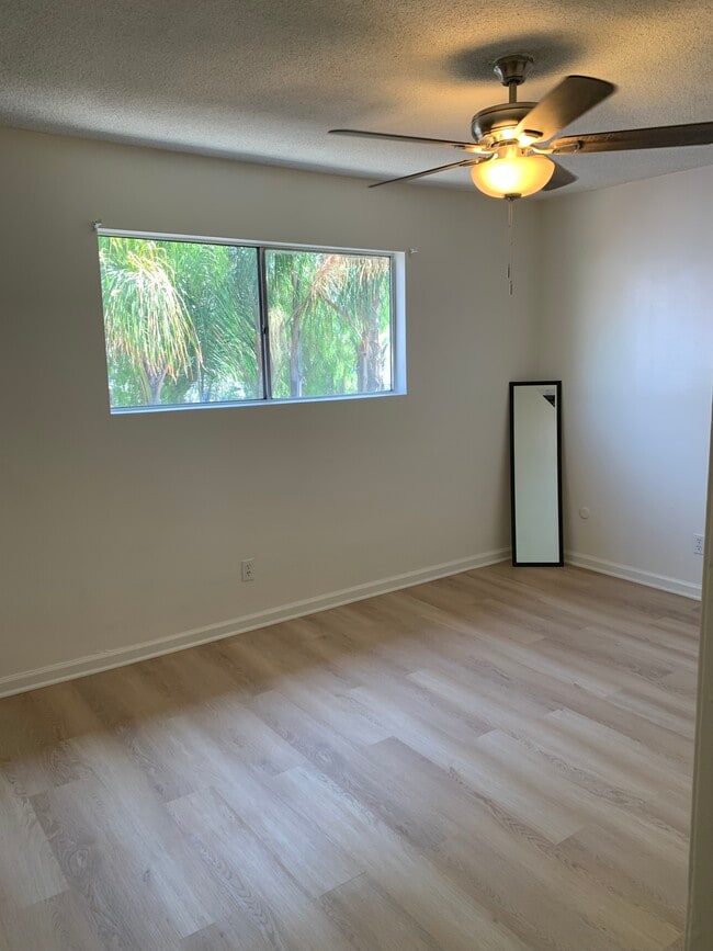 Building Photo - 928 S Record Ave