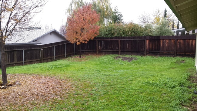 Building Photo - Nice North Redding Home!