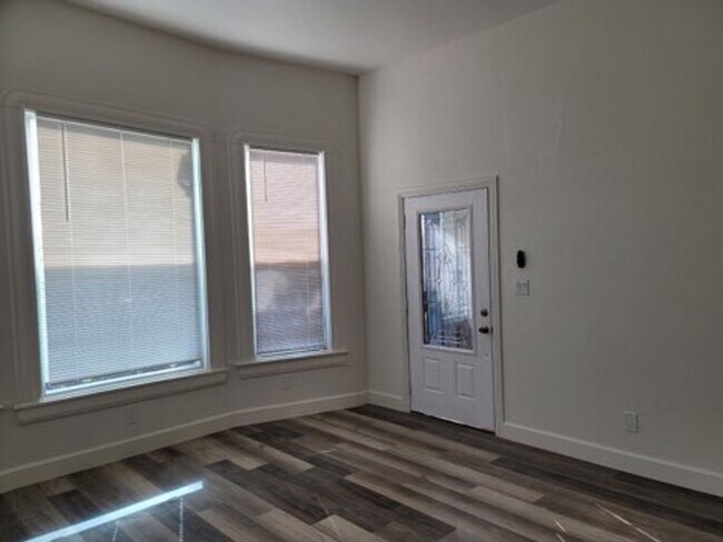 Foto del edificio - 2602-2604 Newton Ave
