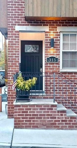 Primary Photo - 315 W George St