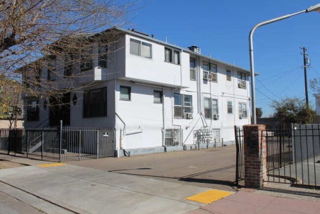 Building Photo - 628 N Sutter St