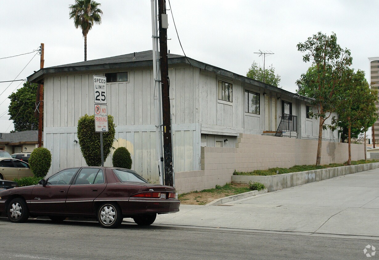 Building Photo - 1912 Wallace Ave
