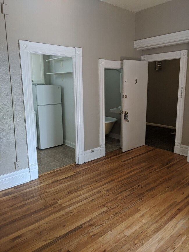 Foto del edificio - Charming Cap Hill 1 Bedroom w/ Claw Foot Tub - 1/2 off 1 Months Rent, Available Now