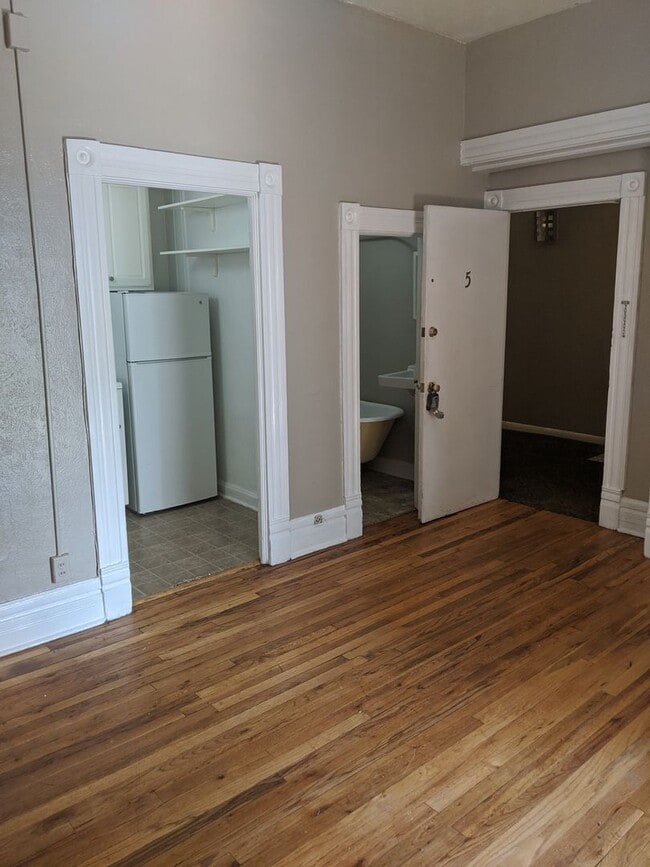Building Photo - Charming Cap Hill 1 Bedroom w/ Claw Foot Tub