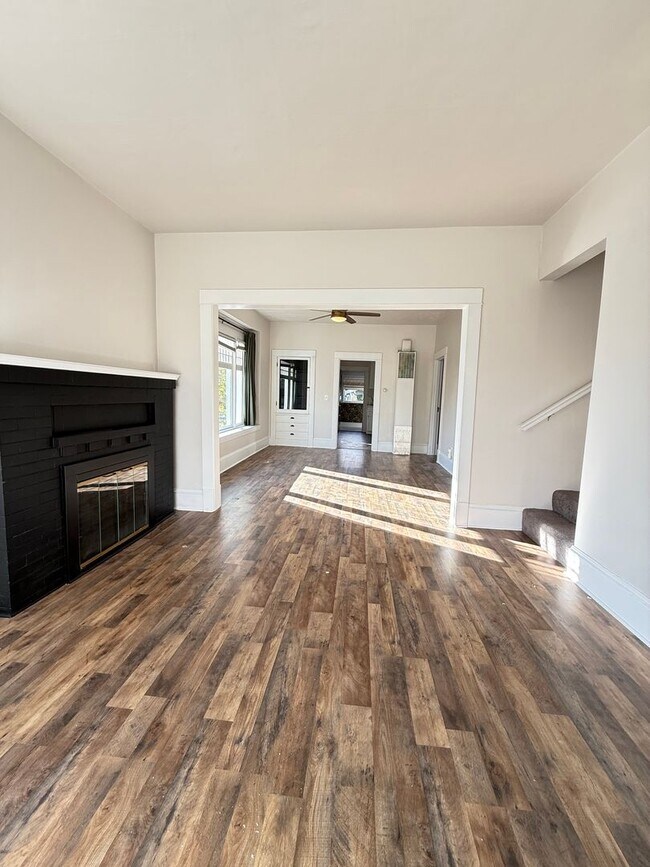 Foto del edificio - Now Available: Updated Everett 34-Bed, 1.5-Bath with Fenced Yard