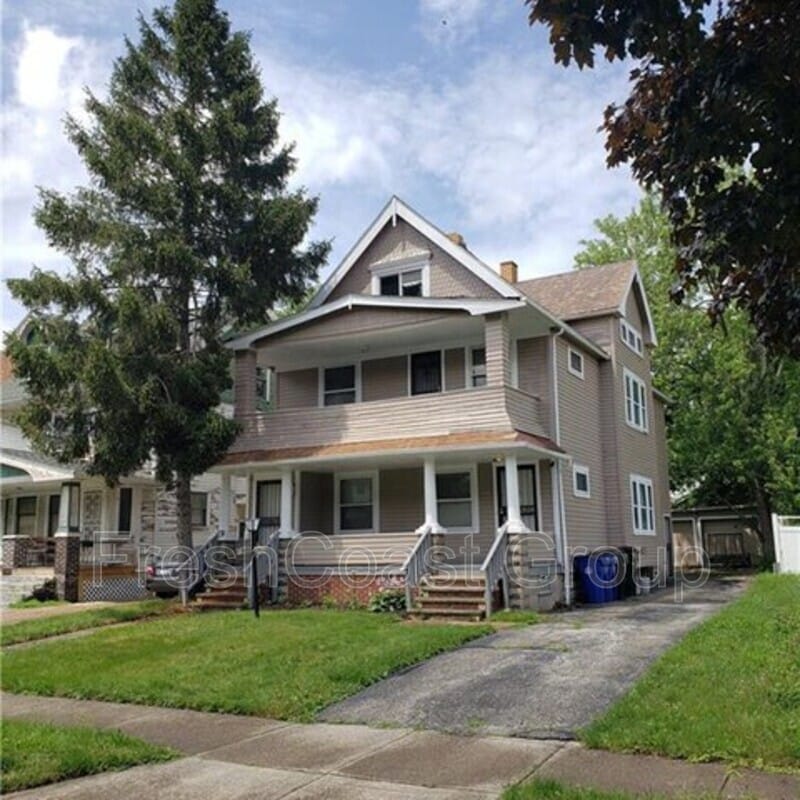 Primary Photo - 11705 Hamlen Ave